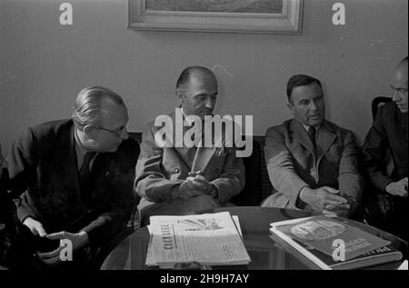 Varsovie, 1948-07.Pobyt czeskich dziennikarzy filmowych W Polsce.Delegacji W sk³adzie: szef kancelarii Radia Czechos³owackiego Józef Menzel, Karl Vanek z Rudego Prava, Peter Sever z Pravdy, przewodniczy³ dziekan Wydzia³u Filmowego Akademii Muzycznej W Pradze i przewodnicz¹cy Klubu Sprawozdawców Filmowprych de.A. M. BROUSIL (2L).NZ. Wizyta u dyrektora naczelnego PPFP (Przedsiêbiorstwwo Pañstwowe film Polski) à¿.Stanis³awa Albrechta, podczas której obecni byli: Dyrektor Jerzy Bonafentura Toeplitz, dyrektor Biura Prasowego PPFP rouge.Stanis³aw Strumph-Wojtkiewicz oraz prère Klubu Sprawozdaw Banque D'Images