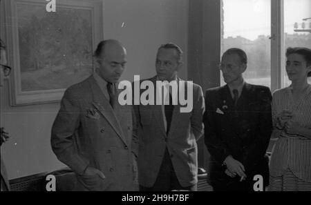 Varsovie, 1948-07.Pobyt czeskich dziennikarzy filmowych W Polsce.Delegacji W sk³adzie: szef kancelarii Radia Czechos³owackiego Józef Menzel, Karl Vanek z Rudego Prava, Peter Sever z Pravdy, przewodniczy³ dziekan Wydzia³u Filmowego Akademii Muzycznej W Pradze i przewodnicz¹cy Klubu Sprawozdawców Filmowprych de.A. M. BROUSIL (1L).NZ. Wizyta W PPFP (Przedsiêbiorstwo Pañstwowe film Polski), podczas której obecni byli: Dyrektor Jerzy Bonafentura Toeplitz, dyrektor Biura Prasowego PPFP rouge.Stanis³aw Strumph-Wojtkiewicz, prise Klubu Sprawozdawców Filmowych rouge.Wac³aw ¯d¿arski oraz dyrektor na Banque D'Images