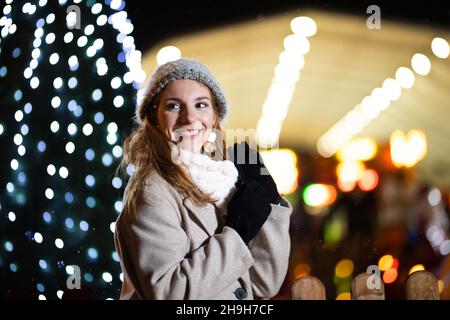 Portrait d'un adolescent souriant portant des vêtements d'hiver à l'extérieur.Espace-copie Banque D'Images