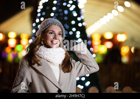 Portrait d'un adolescent souriant portant des vêtements d'hiver à l'extérieur.Arrière-plan de Noël Banque D'Images