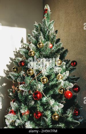 Décorations de Noël sur l'arbre de Noël.Célébrez Noël, le nouvel an et le concept de fête. Banque D'Images