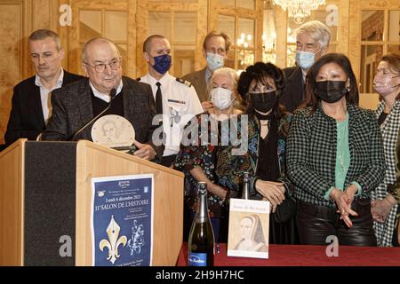 Paris, France.6th décembre 2021.Joël Cornette vainqueur de la Trophée Gonzague Saint-bris de la Biographie 2021 pour son livre Anne de Bretagne (Gallimard) Banque D'Images