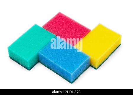 Ensemble d'éponges en mousse rectangulaires de couleur bleue, verte, jaune et rose pour le lavage et le nettoyage quotidien des ustensiles de cuisine sur fond blanc Banque D'Images