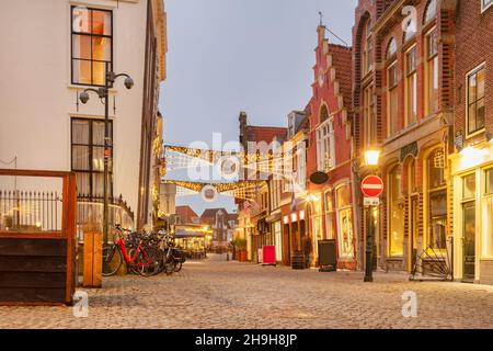 Vue en soirée à l'entrée de la place du centre-ville de Roode Steen avec décoration de noël dans la ville hollandaise de Hoorn, aux pays-Bas Banque D'Images