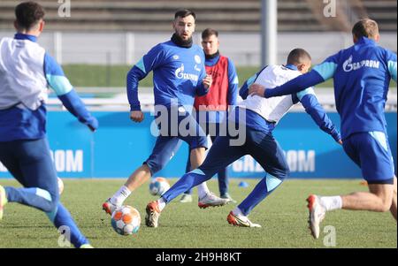 Ville de Gelsenkirchen, Allemagne.07th Dec, 2021. Firo: 07.12.2021, ballon de football, Bundesliga 1, saison 2021/2022,FC Schalke 04, formation, Rufat Dadashov crédit: dpa/Alay Live News Banque D'Images