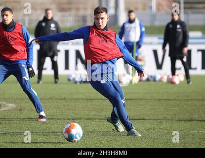 Ville de Gelsenkirchen, Allemagne.07th Dec, 2021. Firo: 07.12.2021, ballon de football, Bundesliga 1, saison 2021/2022,FC Schalke 04, formation, MEHMET CAN AYDIN/dpa/Alay Live News Banque D'Images