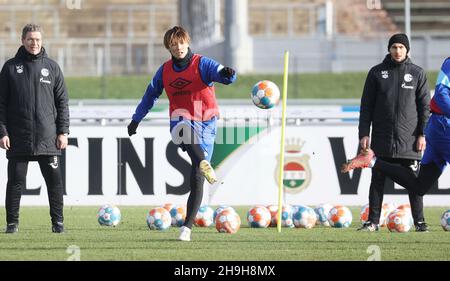 Ville de Gelsenkirchen, Allemagne.07th Dec, 2021. Firo: 07.12.2021, ballon de football, Bundesliga 1, saison 2021/2022,FC Schalke 04, formation, Ko ITAKURA/dpa/Alay Live News Banque D'Images