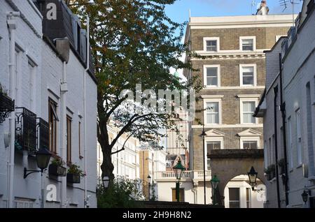Une promenade dans les magnifiques bourgs médiévaux de Chelsea et de Kensington, à Londres, au cours d'un après-midi ensoleillé d'automne. Banque D'Images