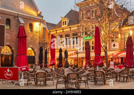 Alkmaar, pays-Bas - 10 novembre 2021 : vue sur le coucher du soleil sur la célèbre Waagplein hollandaise avec pubs et restaurants dans le centre-ville d'Alkmaar Banque D'Images