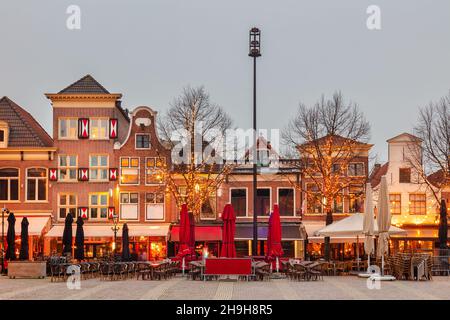 Vue sur le coucher du soleil sur la célèbre Waagplein hollandaise avec des pubs et des restaurants dans le centre-ville d'Alkmaar, aux pays-Bas Banque D'Images