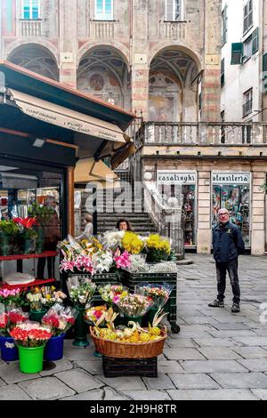 Kiosque à fleurs sur la Piazza Banchi avec l'église Saint-Pierre dans le centre historique de Gênes, site classé au patrimoine mondial de l'UNESCO, Ligurie, Italie Banque D'Images