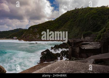 Vue sur la mer avec la colline verte en arrière-plan. Banque D'Images