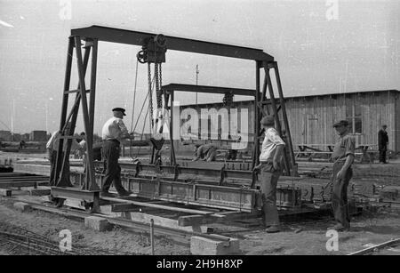 Varsovie, 1948-07-03.Z okazji Dnia Spó³dzielczoœci prezydent RP Boles³aw Bierut odwiedzi³ osiedle Warszawskiej Spó³dzielni Mieszkaniowej budowane na Mokotowie NZ. Robotnicy przy monta¿u belek stropowych. pw PAPVarsovie, le 3 juillet 1948.Le Président polonais Boleslaw Bierut a visité un domaine de logement de l'Association du logement de Varsovie (WSM) en construction dans le district de Mokotow pour marquer la Journée du mouvement coopératif.Photo : installation des poutres de sol. pap. pw Banque D'Images