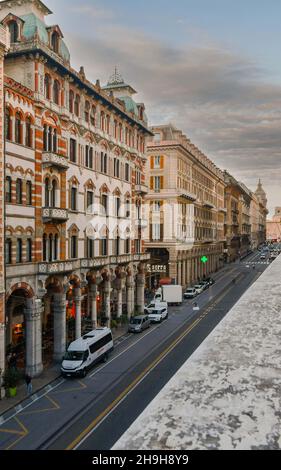 Vue sur la rue surélevée de la via XX Settembre avec d'anciens palais dans le centre de Gênes au coucher du soleil, Ligurie, Italie Banque D'Images