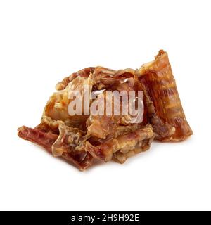 Nourriture pour chiens - abats de bœuf séchés (trachée) isolés sur fond blanc.Gâteries à mâcher naturelles. Banque D'Images