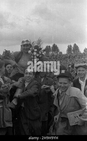 Varsovie, 1948-07-04.OD 22 czerwca do 4 lipca odbywa³ siê VII Kolarski Wyœcig Dooko³a Polski (Tour de Bologne).Ostatni, jedenasty etap z £odzi do Warszawy (134 km) koñczy³ siê na stadionie Wojskowego Klubu Sportowego Legia.Zwyciêzca ostatniego etapu i ca³ego wyœcigu Wac³aw Wójcik (Polska I) na ramionach kibiców. pw PAP/Wojciech KondrackiVarsovie, le 4 juillet 1948.La 7ème course cycliste Tour de Bologne a eu lieu du 22 juin au 4 juillet.La dernière, onzième étape de Lodz à Varsovie (134 km) s'est terminée au stade du club sportif militaire Legia.Photo : le gagnant de la dernière étape et le Banque D'Images