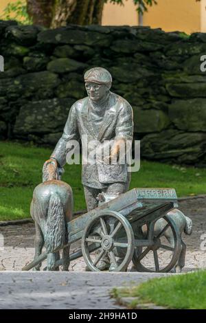 STAVANGER, NORVÈGE - 2020 JUILLET 04.Ville de Stavanger avec une statue d'un homme et d'un cheval dans le parc. Banque D'Images