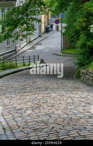 STAVANGER, NORVÈGE - 2020 JUILLET 04.Stavanger City avec des rues étroites et des routes en brique. Banque D'Images