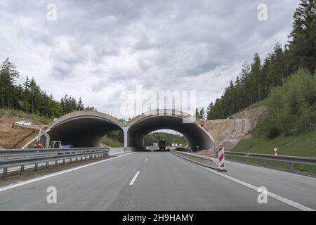 Construire des ponts pour que les animaux sauvages traversent les autoroutes.Chantier République Tchèque D1 route Banque D'Images