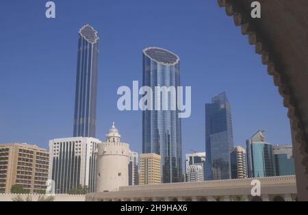 Le World Trade Center s'élève en arrière-plan à travers une arche du Qasr al Hosn, ou Palace fort, Abu Dhabi, Émirats Arabes Unis Banque D'Images