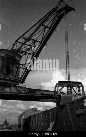 Polska, 1948-07-20.Port œródl¹dowy na Odrze.dŸwig bramowy i wagony na bocznicy kolejowej.Prze³adunek wêgla. mw PAPPologne, le 20 juillet 1948.Port intérieur sur la rivière Oder.Photo : une grue et une voiture de fret sur la voie d'évitement.Rechargement de charbon. mw PAP Banque D'Images