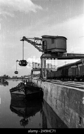 Polska, 1948-07-20.Port œródl¹dowy na Odrze. mw PAPPologne, le 20 juillet 1948.Port intérieur sur la rivière Oder. mw PAP Banque D'Images