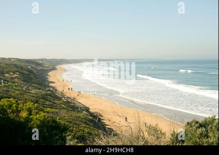 Les vagues se baladent sur le rivage de la plage Ocean Grove, au sud de Melbourne, dans le Victoria, en Australie. Banque D'Images