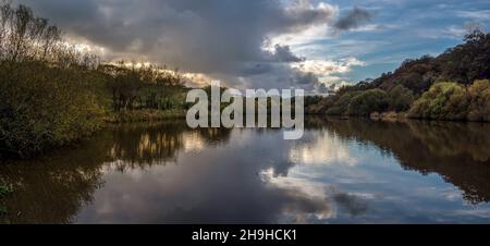 Vue panoramique sur le lac de Kenavec la réserve naturelle locale de la vallée de la LNR, et le parc communautaire.Photo prise en novembre à Bideford, Devon. Banque D'Images