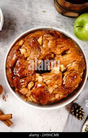 Pain de singe aux pommes caramélisé fait maison, mise au point sélective Banque D'Images