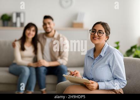Psychothérapie familiale réussie.Portrait d'une femme arabe maritale au bureau après une séance efficace avec un couple Banque D'Images