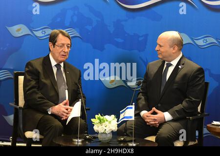 Jérusalem, Israël.07ème décembre 2021.Le Premier ministre israélien Naftali Bennett (R) rencontre le président chypriote Nicos Anastasiades avant le sommet trilatéral Israël-Chypre-Grèce à Jérusalem, en Israël, le mardi 7 décembre 2021.Photo de piscine par Rafi Kotz/UPI crédit: UPI/Alay Live News Banque D'Images