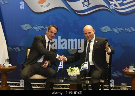 Jérusalem, Israël.07ème décembre 2021.Le Premier ministre israélien Naftali Bennett (R) rencontre le Premier ministre grec Kyriakos Mitsotakis (L) avant le sommet trilatéral Israël-Chypre-Grèce à Jérusalem, en Israël, le mardi 7 décembre 2021.Photo de piscine par Rafi Kotz/UPI crédit: UPI/Alay Live News Banque D'Images