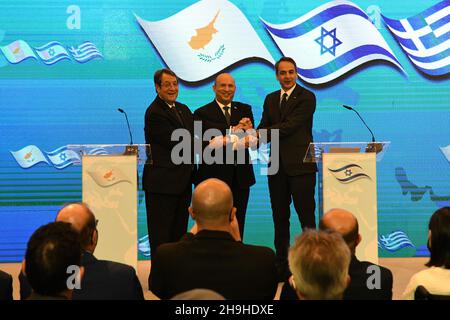 Jérusalem, Israël.07ème décembre 2021.Le Premier ministre israélien Naftali Bennett (C) rencontre le Premier ministre grec Kyriakos Mitsotakis (R) et le président chypriote Nicos Anastasiades (L) lors du sommet trilatéral Israël-Chypre-Grèce à Jérusalem, en Israël, le mardi 7 décembre 2021.Photo de piscine par Rafi Kotz/UPI crédit: UPI/Alay Live News Banque D'Images