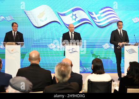 Jérusalem, Israël.07ème décembre 2021.Le Premier ministre israélien Naftali Bennett (C) rencontre le Premier ministre grec Kyriakos Mitsotakis (R) et le président chypriote Nicos Anastasiades (L) lors du sommet trilatéral Israël-Chypre-Grèce à Jérusalem, en Israël, le mardi 7 décembre 2021.Photo de piscine par Rafi Kotz/UPI crédit: UPI/Alay Live News Banque D'Images