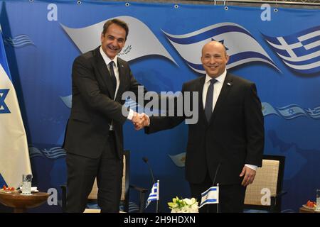 Jérusalem, Israël.07ème décembre 2021.Le Premier ministre israélien Naftali Bennett (R) rencontre le Premier ministre grec Kyriakos Mitsotakis (L) avant le sommet trilatéral Israël-Chypre-Grèce à Jérusalem, en Israël, le mardi 7 décembre 2021.Photo de piscine par Rafi Kotz/UPI crédit: UPI/Alay Live News Banque D'Images