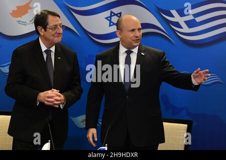 Jérusalem, Israël.07ème décembre 2021.Le Premier ministre israélien Naftali Bennett (R) rencontre le président chypriote Nicos Anastasiades avant le sommet trilatéral Israël-Chypre-Grèce à Jérusalem, en Israël, le mardi 7 décembre 2021.Photo de piscine par Rafi Kotz/UPI crédit: UPI/Alay Live News Banque D'Images
