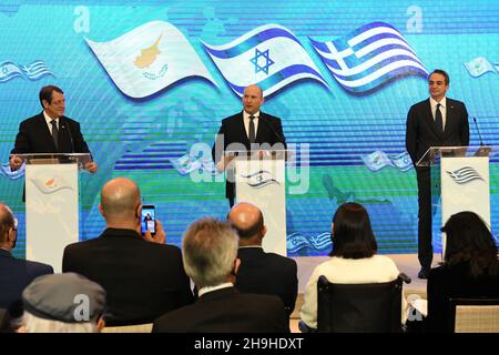 Jérusalem, Israël.07ème décembre 2021.Le Premier ministre israélien Naftali Bennett (C) rencontre le Premier ministre grec Kyriakos Mitsotakis (R) et le président chypriote Nicos Anastasiades (L) lors du sommet trilatéral Israël-Chypre-Grèce à Jérusalem, en Israël, le mardi 7 décembre 2021.Photo de piscine par Rafi Kotz/UPI crédit: UPI/Alay Live News Banque D'Images