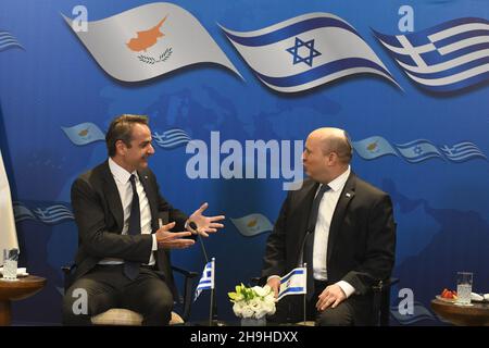 Jérusalem, Israël.07ème décembre 2021.Le Premier ministre israélien Naftali Bennett (R) rencontre le Premier ministre grec Kyriakos Mitsotakis (L) avant le sommet trilatéral Israël-Chypre-Grèce à Jérusalem, en Israël, le mardi 7 décembre 2021.Photo de piscine par Rafi Kotz/UPI crédit: UPI/Alay Live News Banque D'Images