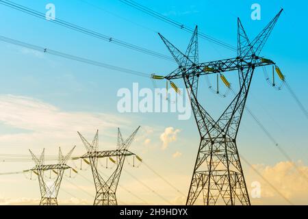 Lignes électriques sortant d'un barrage d'Itaipu, État de Parana, Brésil Banque D'Images