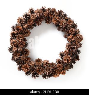Couronne de Noël de cônes de pin naturels isolés sur fond blanc.Décoration traditionnelle pour Noël dans un style écologique. Banque D'Images