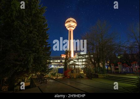 La tour Atakule, Buit en 1989 comme le point de repère unique d'Ankara, la Turquie la nuit Banque D'Images
