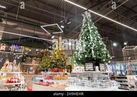 Minsk, Bélarus - 29 novembre 2021 : exposition du nouvel an dans le magasin avec des arbres et des décorations pour l'arbre de Noël Banque D'Images