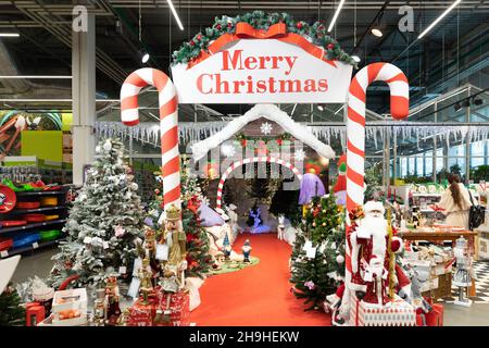 Minsk, Bélarus - 29 novembre 2021 : zone photo du nouvel an dans le magasin, produits d'entourage de Noël et de décoration d'intérieur pour les vacances du nouvel an Banque D'Images