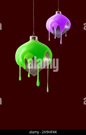 La peinture au néon coule du ballon du nouvel an. Banque D'Images