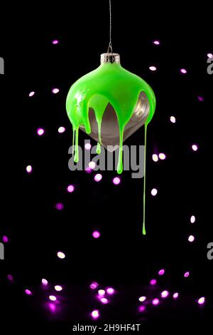 La peinture au néon coule du ballon du nouvel an. Banque D'Images