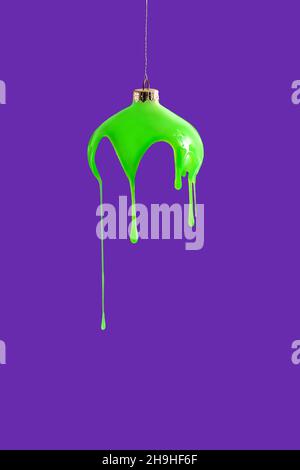 La peinture au néon coule du ballon du nouvel an. Banque D'Images