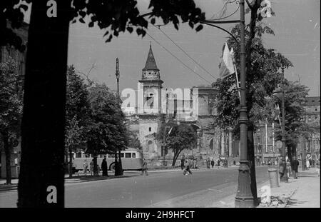 Varsovie, 1948-07-22.Widok z Alej Ujazdowskich na pl.Trzech Krzy¿y z ruinami koœcio³a œw.Aleksandra.Na latarniach flagi zawieszone z okazji Narodowego Œwiêta Odrodzenia Polski. bb PAP/Stanis³aw D¹browieckiVarsovie, le 22 juillet 1948.Vue sur la place Trzech Krzyzy avec les ruines de l'église Saint-Alexandre depuis les avenues Ujazdowskie.Sur les feux de rue drapeaux marquant la fête nationale de la renaissance de la Pologne. bb PAP/Stanislaw Dabrowiecki Banque D'Images