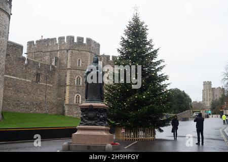 Windsor, Berkshire, Royaume-Uni.7 décembre 2021.L'arbre de Noël à l'extérieur du château de Windsor.Aujourd'hui, c'était une journée calme à Windsor car beaucoup de gens ont entendu les conseils de rester à l'intérieur à cause de Storm Barra.Un avertissement météorologique jaune est en place jusqu'à ce soir pour les vents forts et les fortes pluies.Crédit : Maureen McLean/Alay Live News Banque D'Images