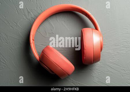 un casque rouge sur fond gris Banque D'Images