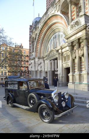 Londres, Royaume-Uni.23 novembre.Service commémoratif pour David Amess MP à la cathédrale de Westminster.1936 Rolls Royce Hearse Banque D'Images